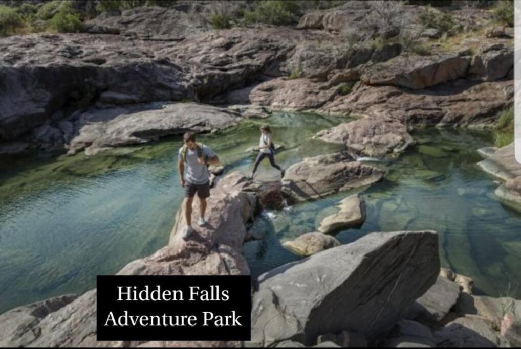 Entire 2Br 2Ba Hilltop View Home Sleeps 8 Pets 4 Acres Jacuzzi Central Ac Kingbeds Free Wifi-Parking Kitchen Washerdryer Starry Terrace Two Sunset Dining Patios Grill Stovetop Oven Fridge Onsitewoodedhiking Wildlife Coveredpatio4Pets & Birds Singing! Marble Falls Exterior foto