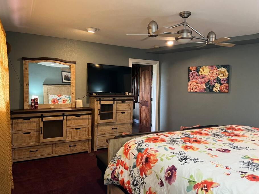Entire 2Br 2Ba Hilltop View Home Sleeps 8 Pets 4 Acres Jacuzzi Central Ac Kingbeds Free Wifi-Parking Kitchen Washerdryer Starry Terrace Two Sunset Dining Patios Grill Stovetop Oven Fridge Onsitewoodedhiking Wildlife Coveredpatio4Pets & Birds Singing! Marble Falls Exterior foto