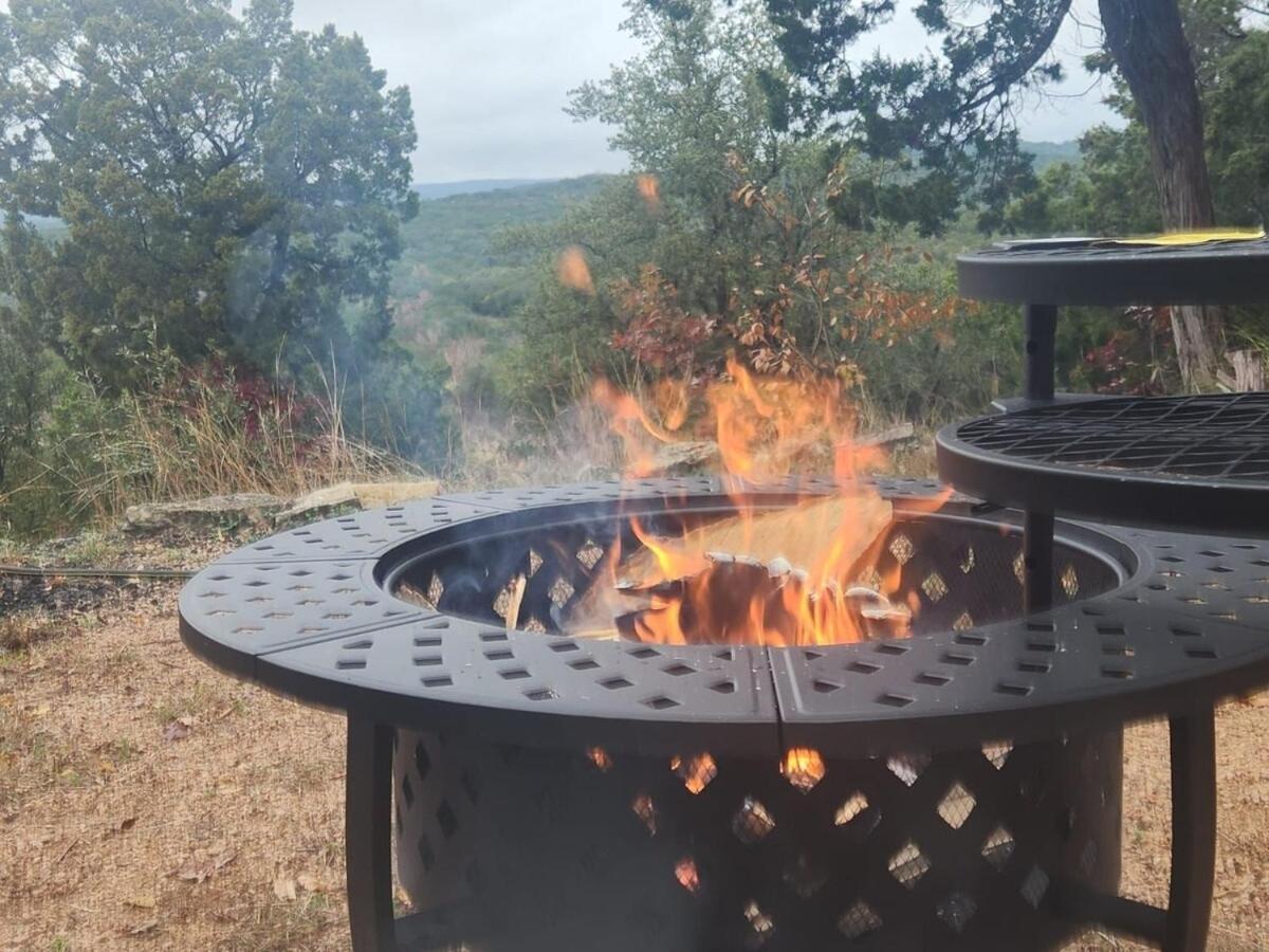 Entire 2Br 2Ba Hilltop View Home Sleeps 8 Pets 4 Acres Jacuzzi Central Ac Kingbeds Free Wifi-Parking Kitchen Washerdryer Starry Terrace Two Sunset Dining Patios Grill Stovetop Oven Fridge Onsitewoodedhiking Wildlife Coveredpatio4Pets & Birds Singing! Marble Falls Exterior foto