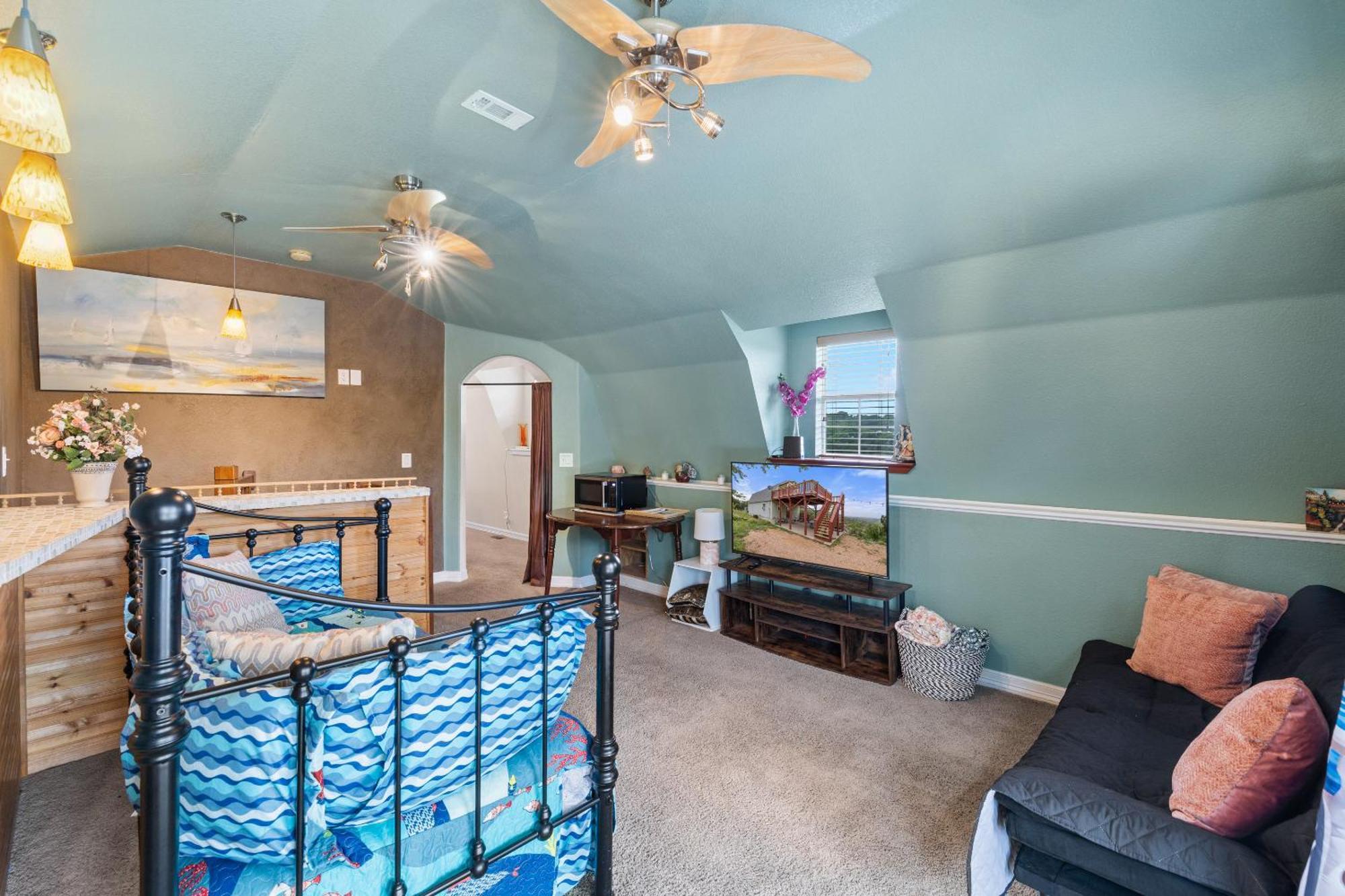 Entire 2Br 2Ba Hilltop View Home Sleeps 8 Pets 4 Acres Jacuzzi Central Ac Kingbeds Free Wifi-Parking Kitchen Washerdryer Starry Terrace Two Sunset Dining Patios Grill Stovetop Oven Fridge Onsitewoodedhiking Wildlife Coveredpatio4Pets & Birds Singing! Marble Falls Exterior foto